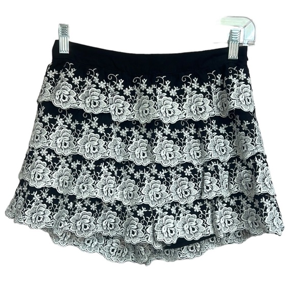 Gianni Bini Endless Roses Embroidered Flowers Tiers Shorts - Picture 1 of 4